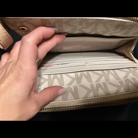 Michael Kors crossbody - Picture 3 of 5